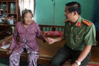 Giám đốc Công an Tây Ninh thăm gia đình các Mẹ Việt Nam anh hùng trên địa bàn huyện Châu Thành