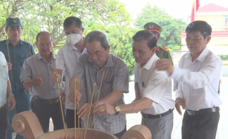 Lãnh đạo Hòa Thành viếng Nhà bia liệt sĩ Thị xã