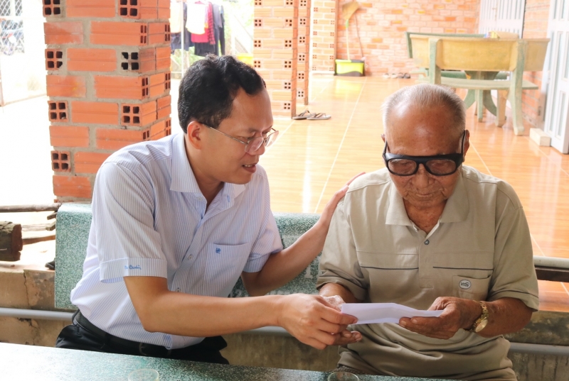 Đoàn đại biểu Quốc hội tỉnh Tây Ninh thăm, tặng quà gia đình chính sách trên địa bàn huyện Gò Dầu