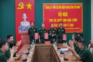 BĐBP tỉnh Tây Ninh trao quyết định thăng quân hàm, nâng lương cấp đại tá và thượng tá cho sĩ quan