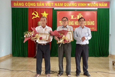 Châu Thành: Trao Huy hiệu 55, 40 và 30 năm tuổi Đảng cho 5 đảng viên