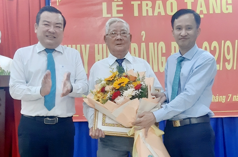 Phó Bí thư Thường trực Tỉnh uỷ trao tặng Huy hiệu 75 năm tuổi Đảng