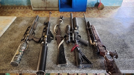 Người dân xã Tân Hoà giao nộp 2 súng tự chế