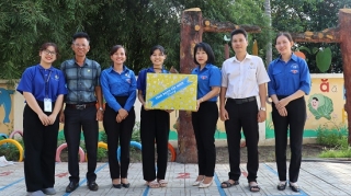 Tỉnh đoàn: Thăm, động viên sinh viên “Mùa hè xanh” tại huyện Tân Biên