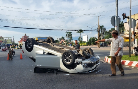 Ô tô bất ngờ thủng lốp, lật “chỏng vó”