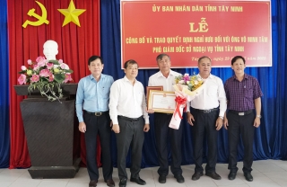 Lãnh đạo tỉnh trao quyết định nghỉ hưu cho Phó Giám đốc Sở Ngoại vụ Võ Minh Tâm