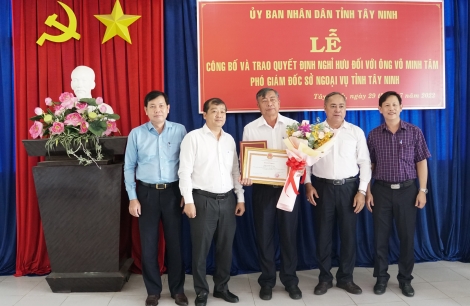 Lãnh đạo tỉnh trao quyết định nghỉ hưu cho Phó Giám đốc Sở Ngoại vụ Võ Minh Tâm