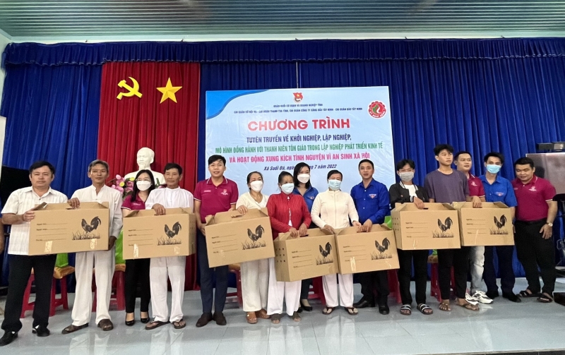 Trao tặng gà con giống cho thanh niên tín đồ tôn giáo trên địa bàn huyện Dương Minh Châu