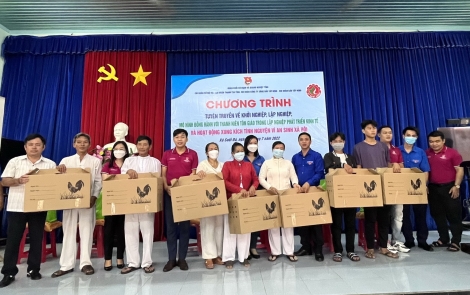 Trao tặng gà con giống cho thanh niên tín đồ tôn giáo trên địa bàn huyện Dương Minh Châu