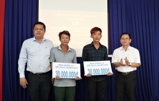 Ban Tổ chức Huyện uỷ Dương Minh Châu trao vốn hỗ trợ cho 2 đảng viên có hoàn cảnh khó khăn