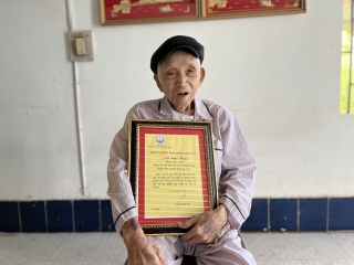 Cựu chiến binh 102 tuổi nặng lòng với hoạt động từ thiện