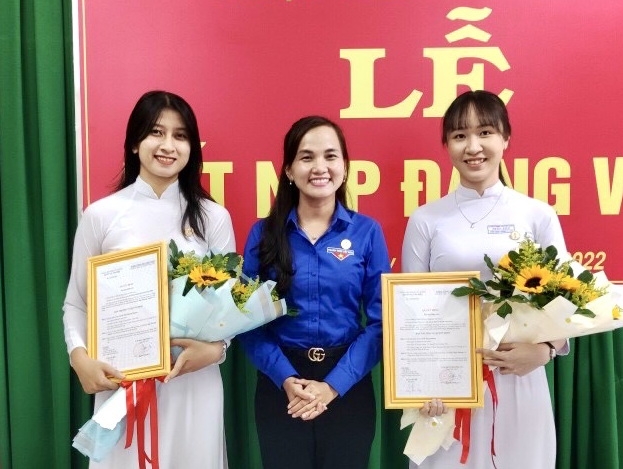 Tân Biên: Kết nạp 2 đảng viên là học sinh