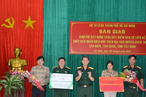 Bộ Tư lệnh thành phố Hồ Chí Minh: Trao kinh phí xây dựng tăng dày điểm dân cư liền cư chốt dân quân biên giới