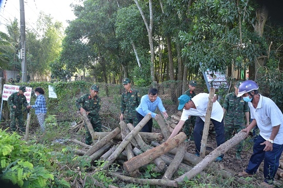 Các anh về xóm làng thêm vui