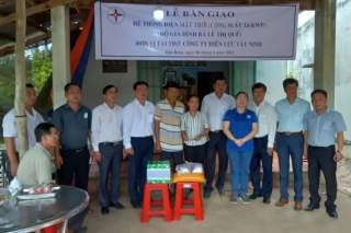 Công ty Điện Lực Tây Ninh bàn giao hệ thống điện mặt trời cho hộ nghèo tại huyện Tân Biên