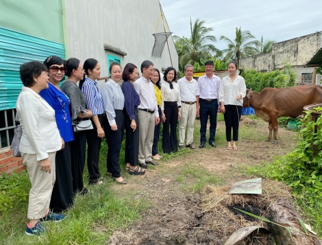 Câu lạc bộ nữ từ thiện tỉnh: Trao bò sinh sản cho nữ sinh mồ côi