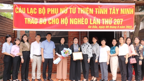 Câu lạc bộ nữ từ thiện Tây Ninh: Trao bò sinh sản cho phụ nữ nghèo xã Cẩm Giang