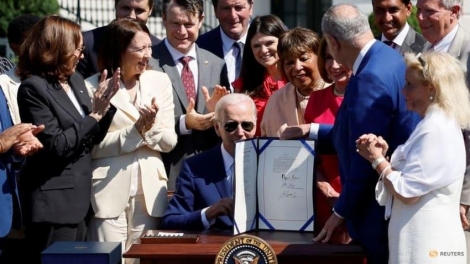 Ông Biden ký dự luật chi gần 53 tỉ USD phát triển sản phẩm bán dẫn, cạnh tranh với Trung Quốc