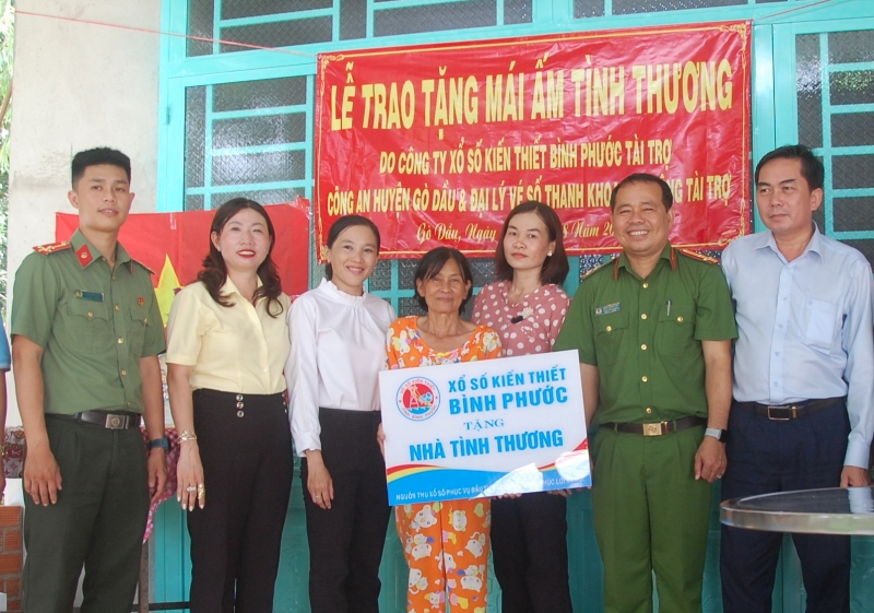 Hội LHPN xã Phước Thạnh: Trao tặng nhà “Mái ấm tình thương” cho hội viên có hoàn cảnh khó khăn