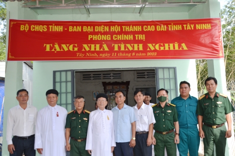 Trao nhà tình nghĩa cho hộ nghèo xã Thành Long (Châu Thành)