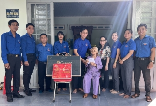 Thị đoàn Hòa Thành: Thăm tặng và quà cho Mẹ Việt Nam Anh hùng