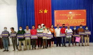 Uỷ ban Mặt trận Tổ quốc Việt Nam tỉnh: Trao vốn hỗ trợ các hộ nghèo, hộ cận nghèo xã Phước Bình (thị xã Trảng Bàng)