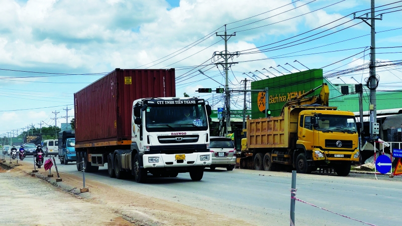 BÀI 1: Xăng dầu giảm giá, hàng hoá dịch vụ vẫn chưa hạ nhiệt