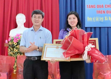 UBND tỉnh: Tặng bằng khen cho bà Nguyễn Thị Thu Trang- chủ đại lý vé số Vĩnh Phúc – Hải Trang (thị xã Hoà Thành)
