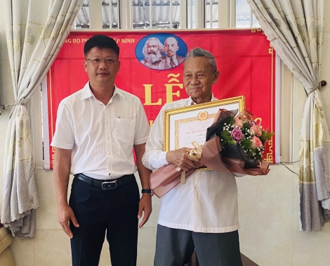 Bí thư Thành ủy Tây Ninh: Trao Huy hiệu 60 năm tuổi Đảng cho đảng viên tại phường Hiệp Ninh