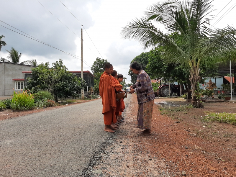 Khất thực, nét đẹp văn hóa Khmer miền biên viễn