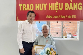 Trao tặng Huy hiệu 75 tuổi Đảng cho đảng viên lão thành