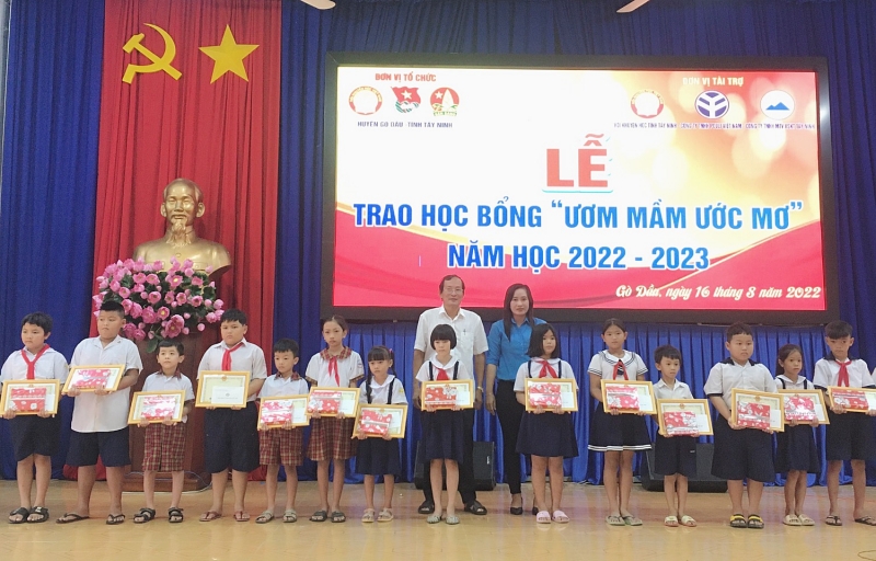 Hội Khuyến học tỉnh: Trao học bổng “Ươm mầm ước mơ”