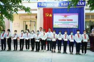 Hội đồng Đội huyện Châu Thành trao tặng học bổng cho các em học sinh trên địa bàn huyện