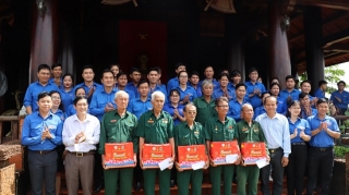 Đoàn khối Cơ quan và Doanh nghiệp tỉnh Long An về nguồn tại huyện Bên Cầu