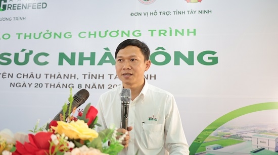 Trao học bổng tiếp sức nhà nông cho con đến trường