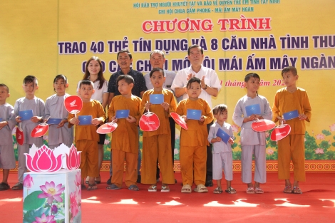 Bàn giao 8 mái ấm tình thương và 40 thẻ tín dụng cho trẻ mồ côi