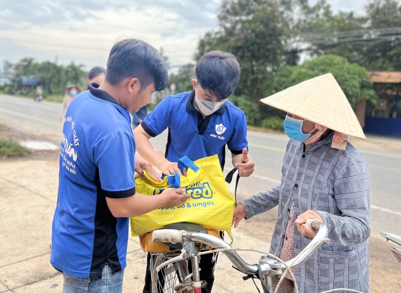 Tặng quà cho người có hoàn cảnh khó khăn