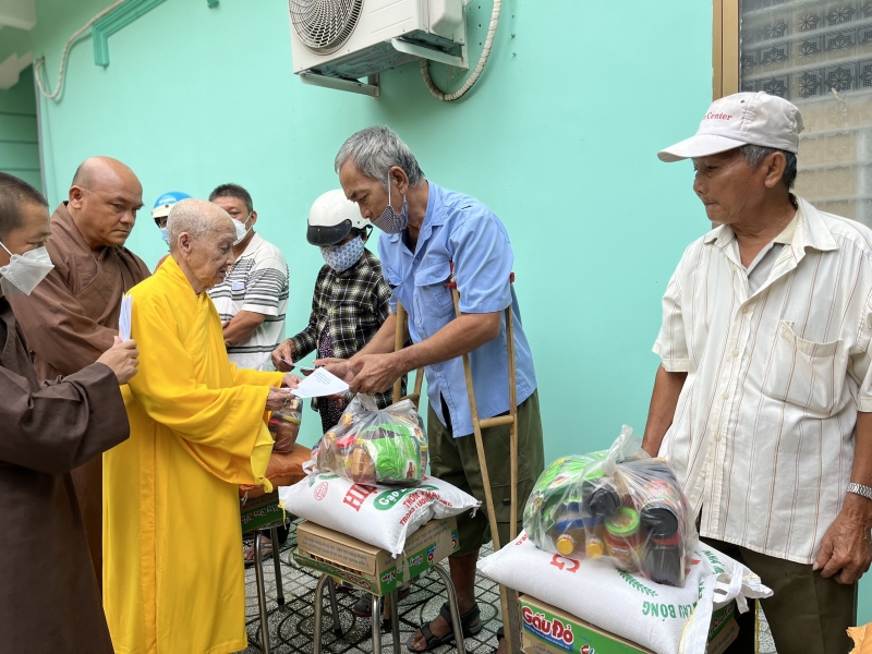 Tặng 200 phần quà cho người có hoàn cảnh khó khăn