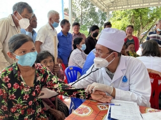 Khám bệnh tặng quà cho người dân Campuchia