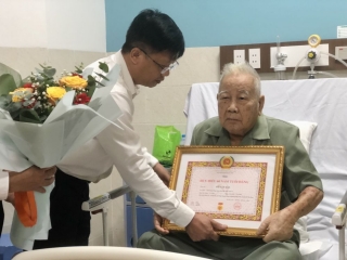 Thành uỷ Tây Ninh: Trao Huy hiệu 60 năm tuổi Đảng cho đảng viên lão thành