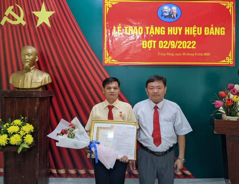 Phó Giám đốc Trung tâm Văn hóa Thể thao và Truyền thanh thị xã Trảng Bàng Thân Văn Quí: Nhận Huy hiệu 30 tuổi Đảng