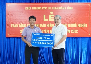 Trao tặng chi phí mua bảo hiểm y tế cho người nghèo tại xã Trà Vong