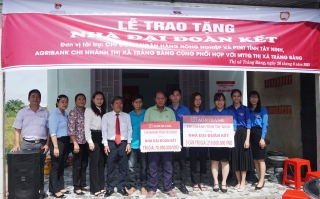 Trao tặng 3 căn nhà đại đoàn kết cho người nghèo tại thị xã Trảng Bàng
