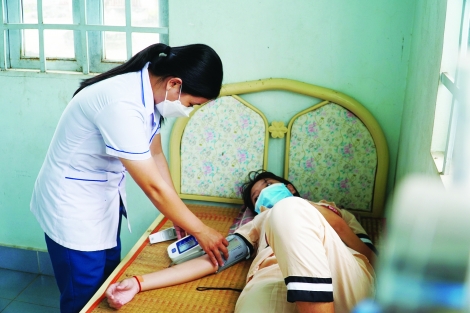 Cán bộ Trạm Y tế xã Tân Lập, huyện Tân Biên: Hết lòng vì sự nghiệp chăm sóc sức khoẻ nhân dân