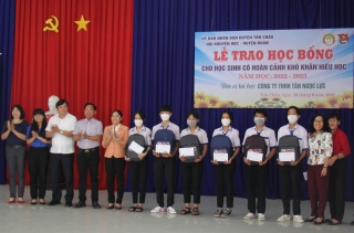 Công ty TNHH Tân Ngọc Lực: Trao 100 suất học bổng “Tiếp sức đến trường” cho học sinh vượt khó huyện Tân Châu