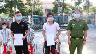 Công an huyện Gò Dầu công bố quyết định đặc xá của Chủ tịch nước cho 2 phạm nhân