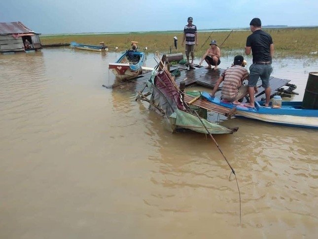 Vòi rồng 'khủng' xuất hiện trên hồ Trị An