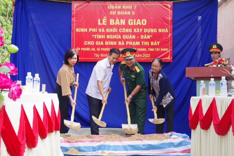 Trung đoàn 5 (Sư đoàn 5): Tổ chức các hoạt động hỗ trợ người dân xã Phước Vinh