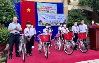 Châu Thành: Trao tặng 20 chiếc xe đạp và 3.600 quyển tập cho các em học sinh nghèo hiếu học