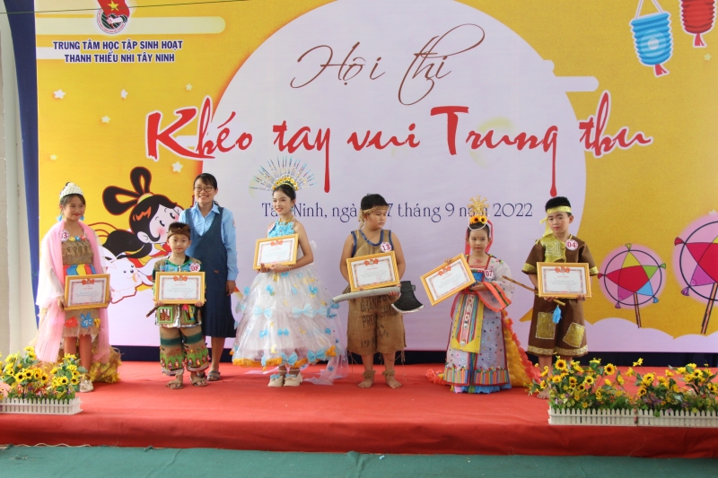 Sôi nổi hội thi “Khéo tay vui Trung thu”